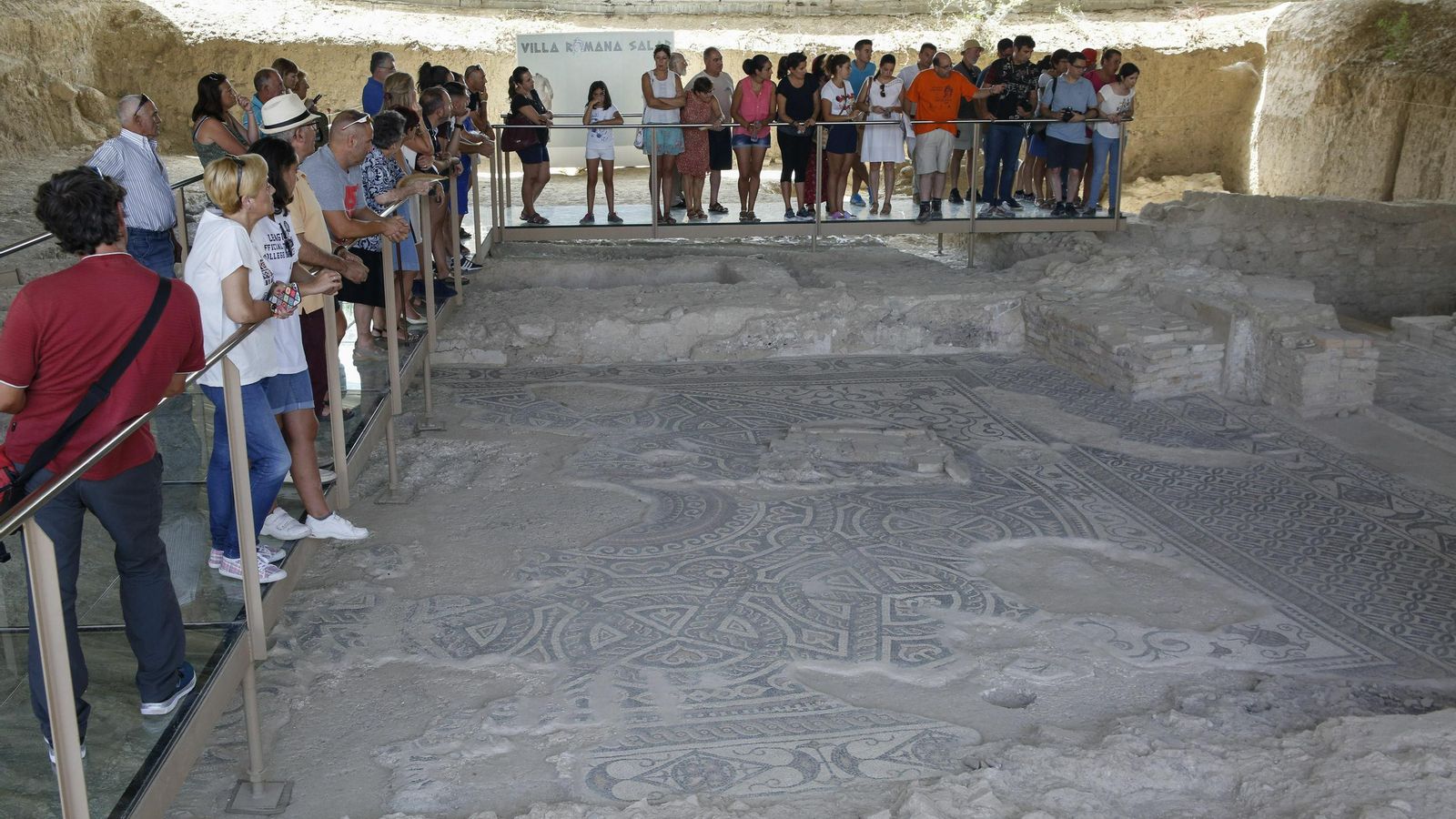 Cientos de visitantes pasan por la villa romana de Salar al año.