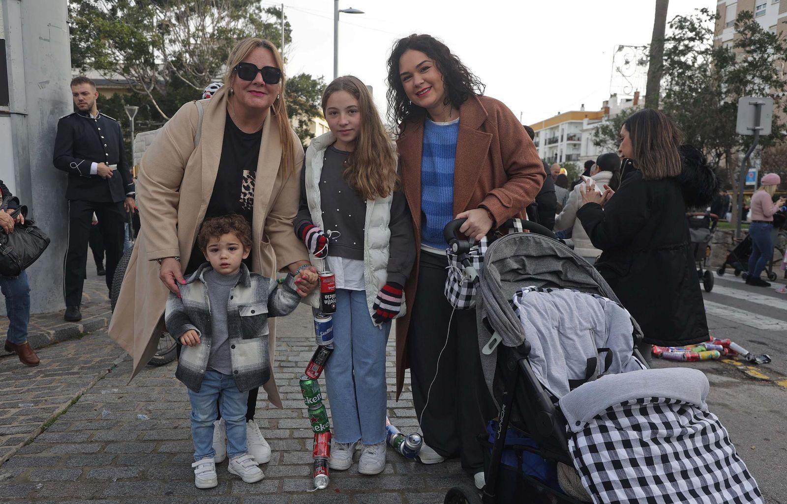 Búscate en las fotos del Arrastre de Latas 2025 en Algeciras