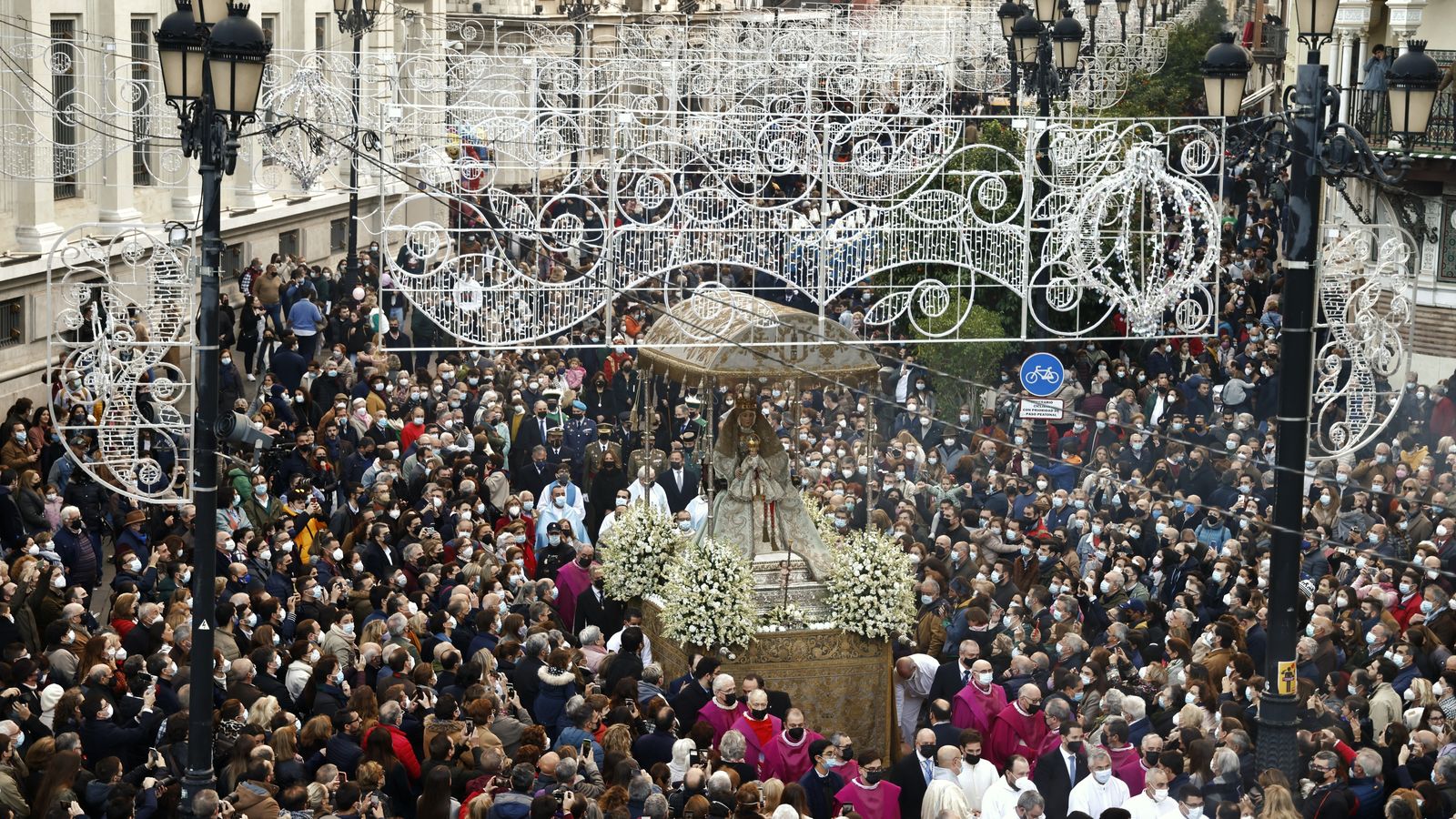 La procesión de la Virgen de los Reyes, por Avenida de la Constitución