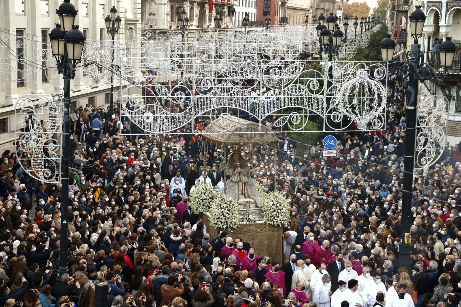 La procesión de la Virgen de los Reyes, por Avenida de la Constitución