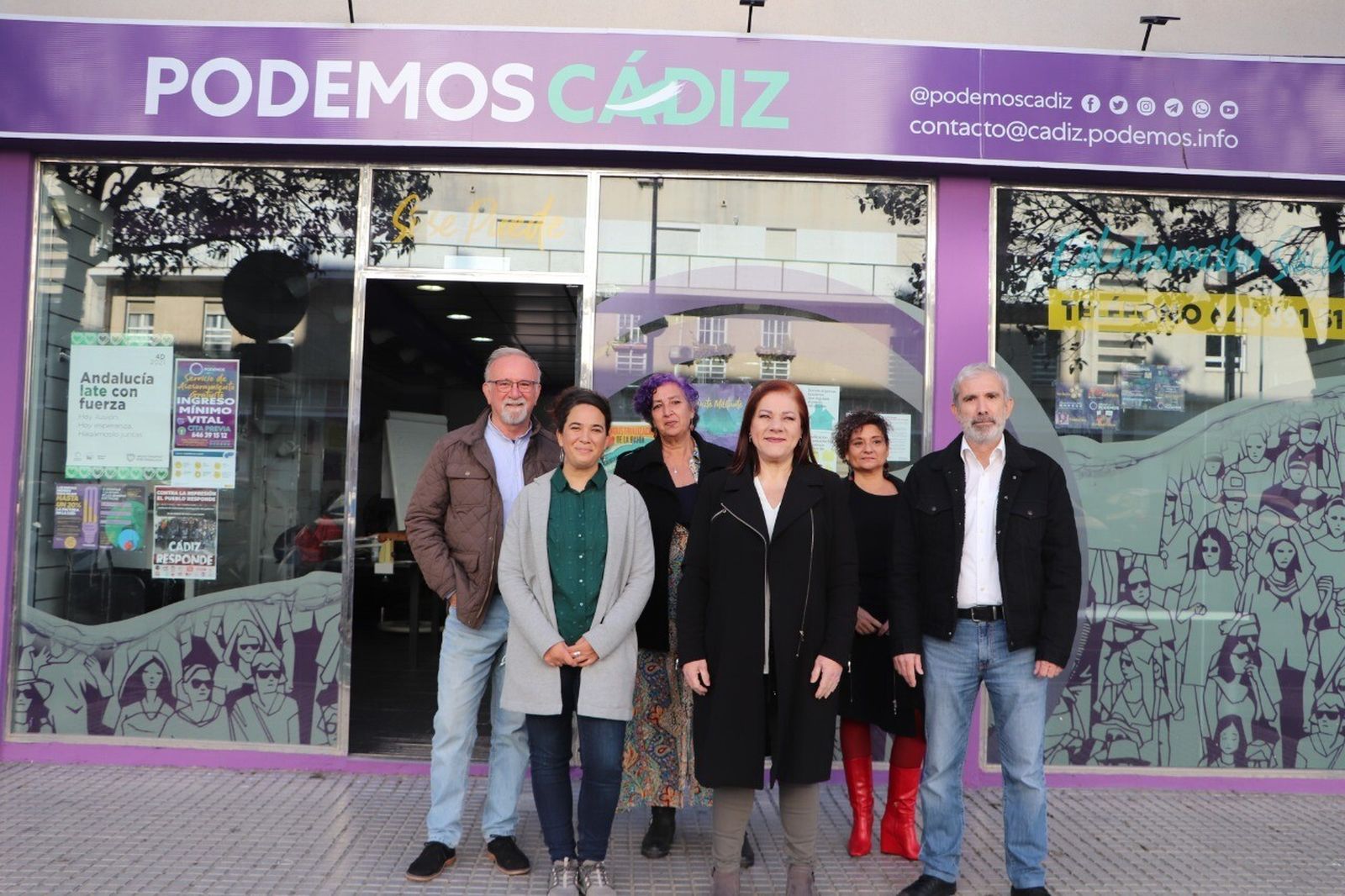 La nueva dirección  de Podemos en la provincia de Cádiz pose delante de la sede.