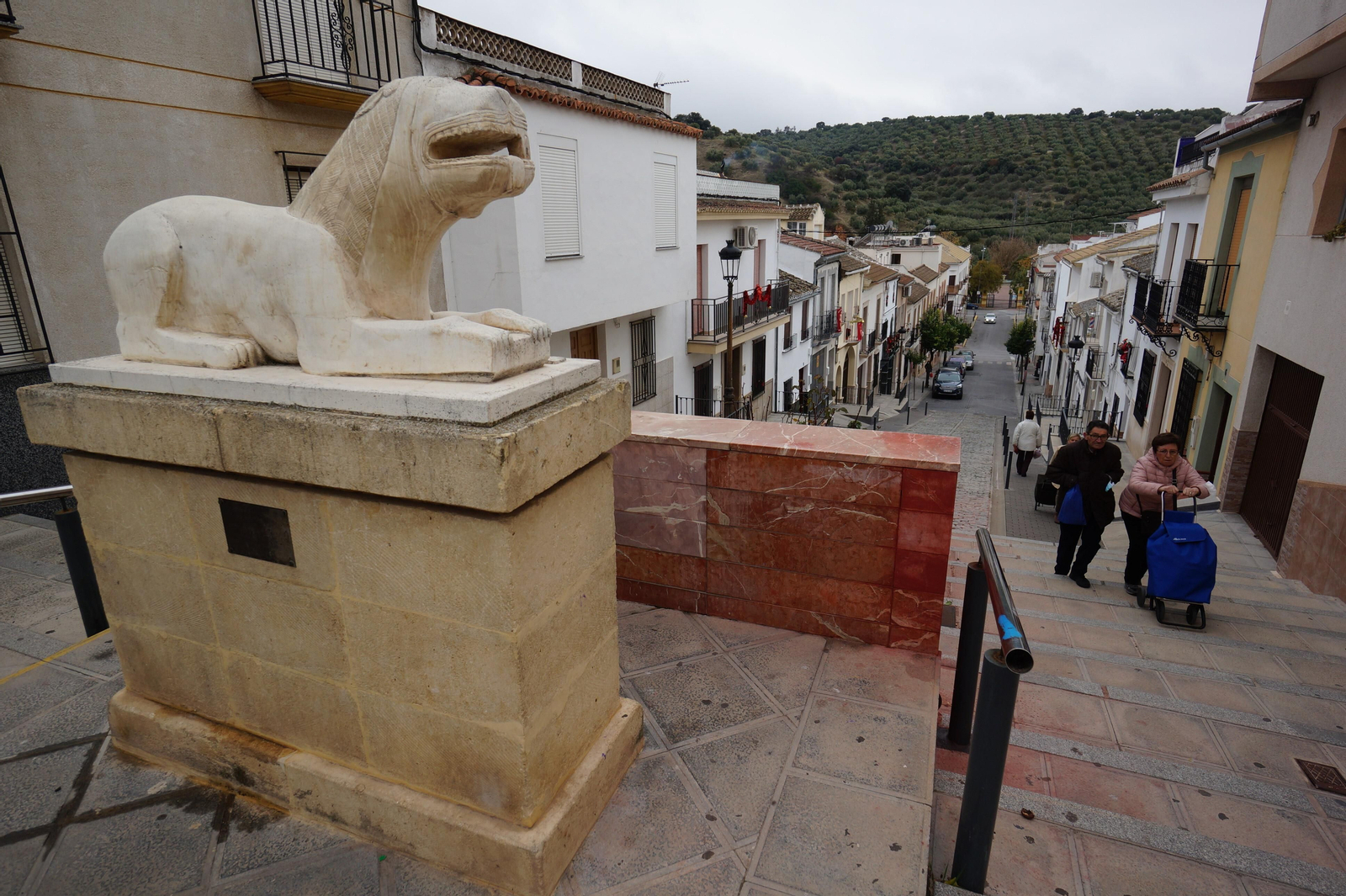 Una calle de Nueva Carteya, con la estatua de la leona íbera.