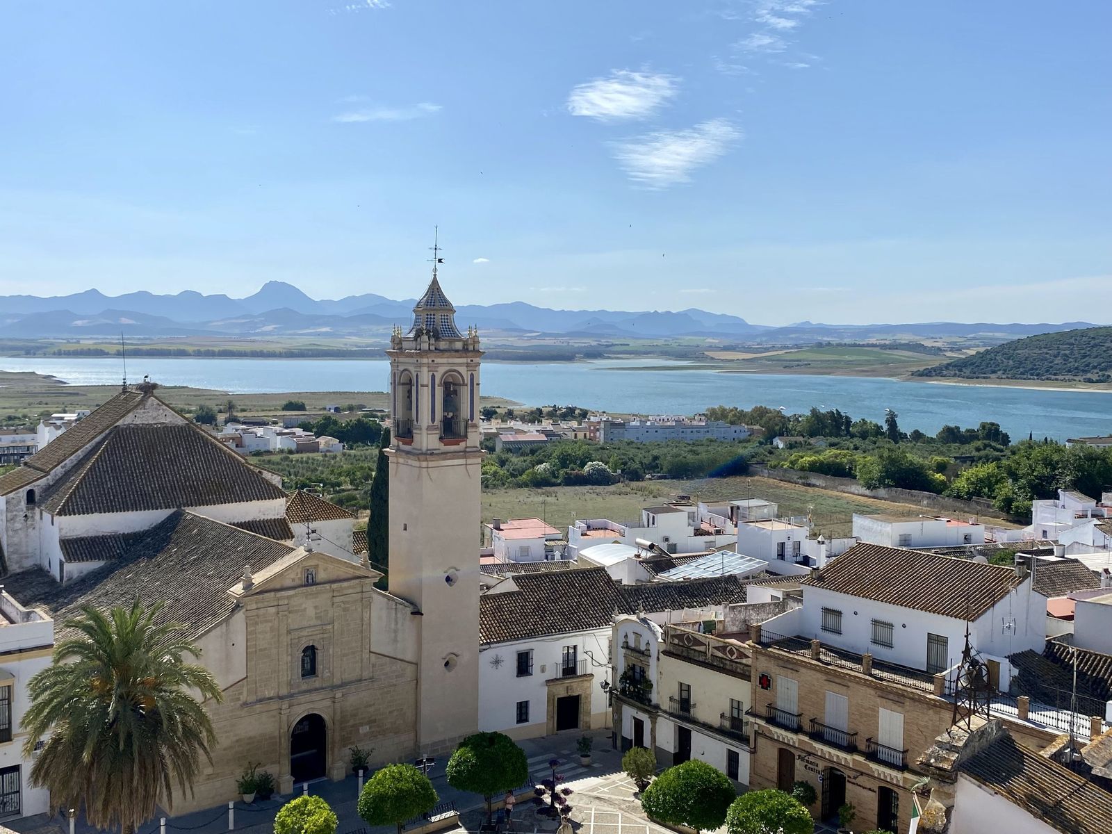 Vista de la localidad serrana de Bornos con el pantano al fondo.