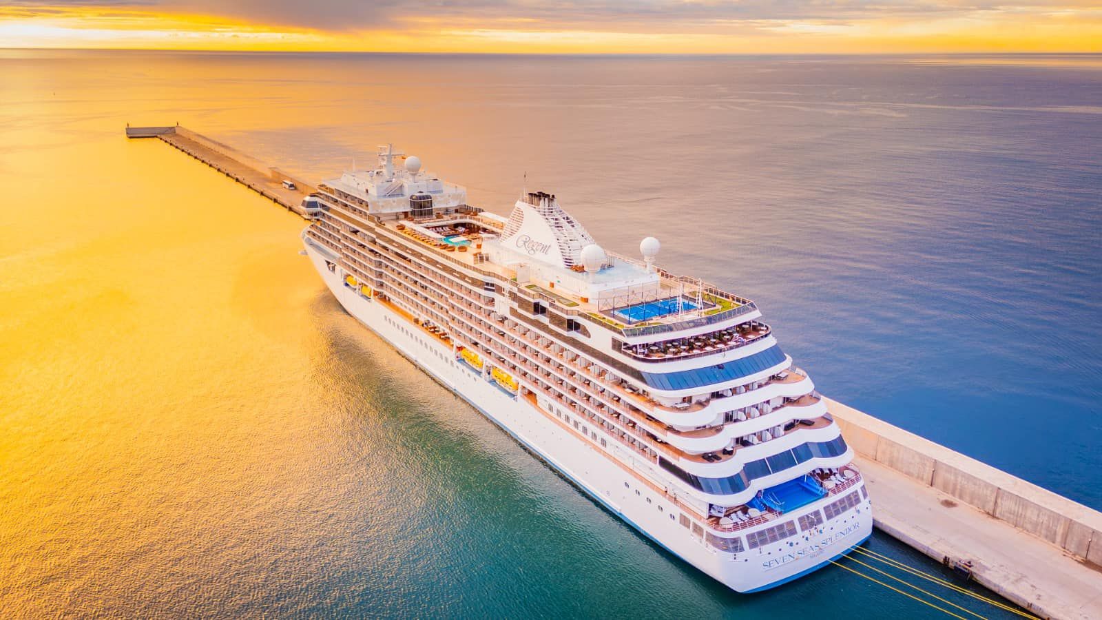 Así ha sido la visita del crucero Seven Seas Splendor al puerto de Motril, a vista de dron