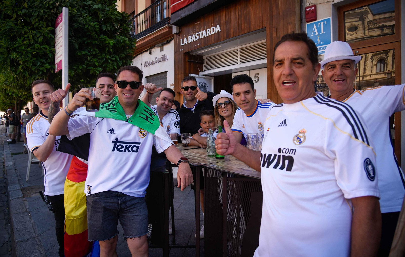 Aficionados del Madrid y del Barcelona toman las calles del centro de Sevilla