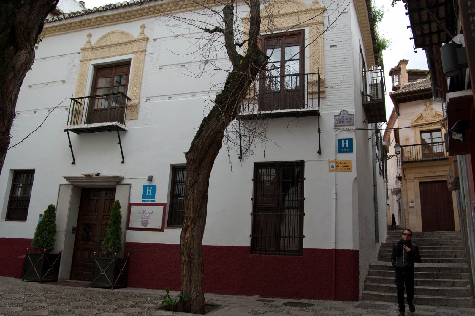 El inmueble, al fondo, se utiliza como museo con dos muestras permanentes: La Inquisición y Casa Sefardí.