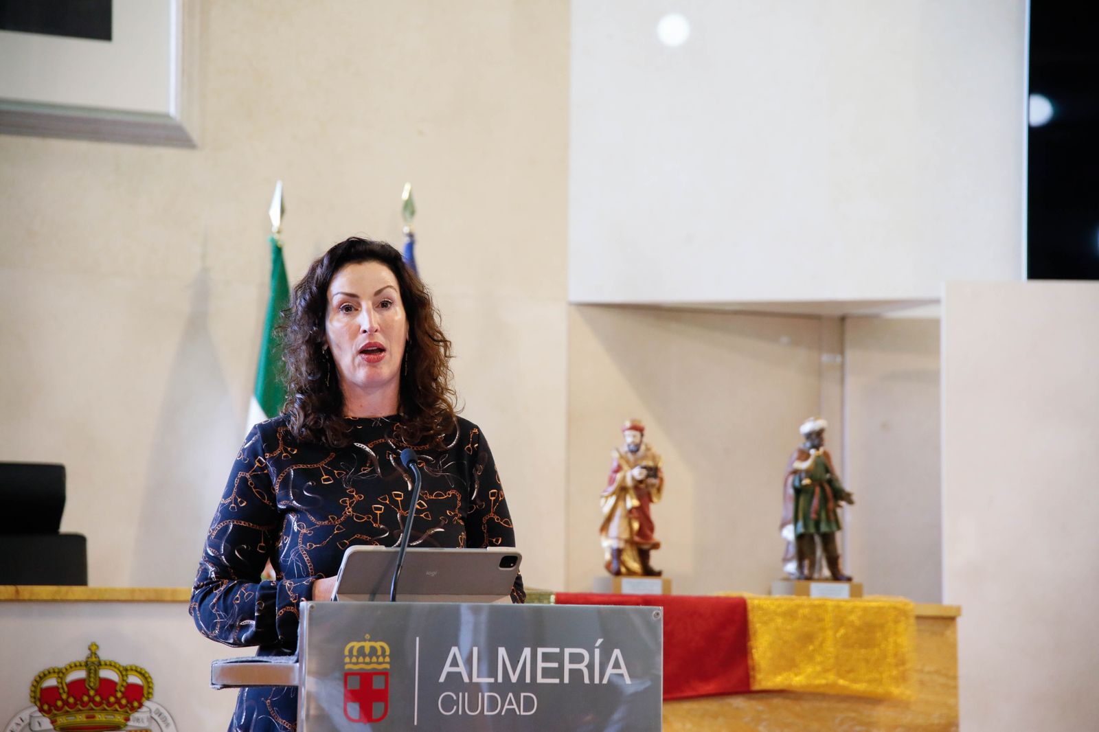 Imágenes de la entrega de las coronas a los emisarios de sus Majestades los Reyes Magos de Oriente