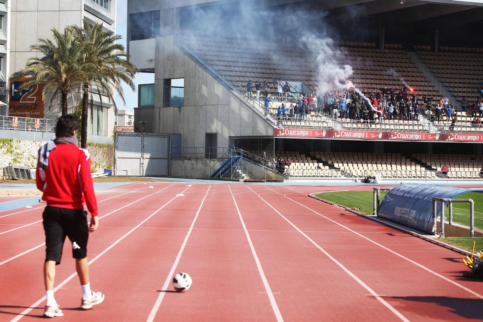 Aficionados del Xerez CD animan a sus jugadores desde Fondo Norte en un entrenamiento en marzo de 2013. Aficionados del Xerez CD animan a sus jugadores desde Fondo Norte en un entrenamiento en marzo de 2013.
