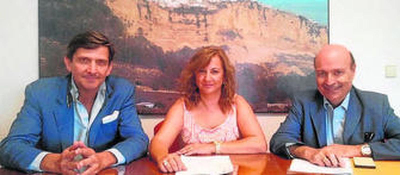 Representantes de la empresa con la delegada, Catalina Pérez.