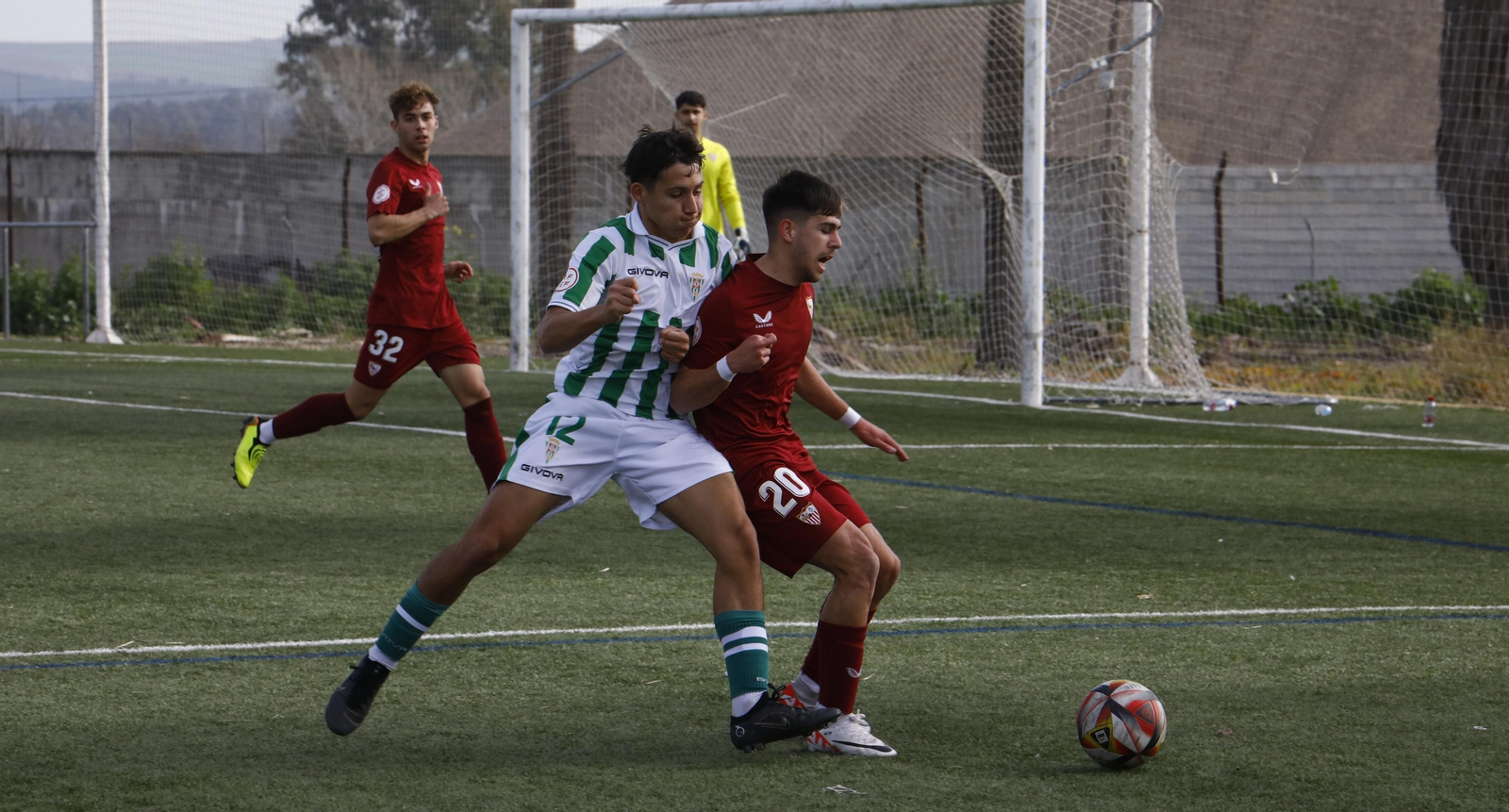 Adri Vázquez (Córdoba B) trata de robar el balón a un jugador del Sevilla C. Adri Vázquez (Córdoba B) trata de robar el balón a un jugador del Sevilla C.
