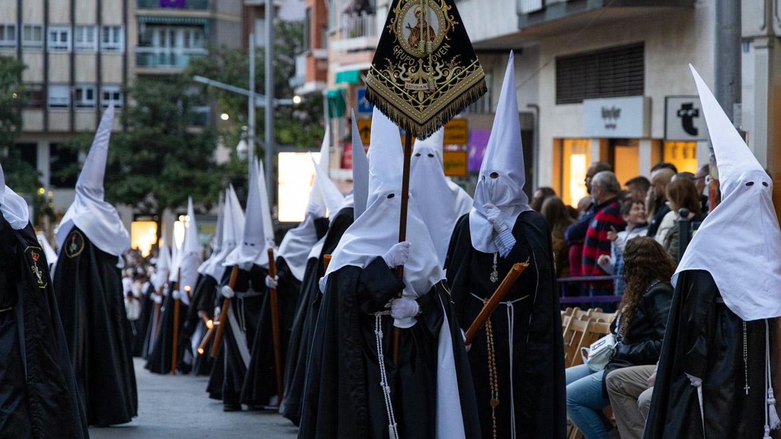 Los jiennenses se recrean con la cofradía de los Estudiantes un nuevo Lunes Santo