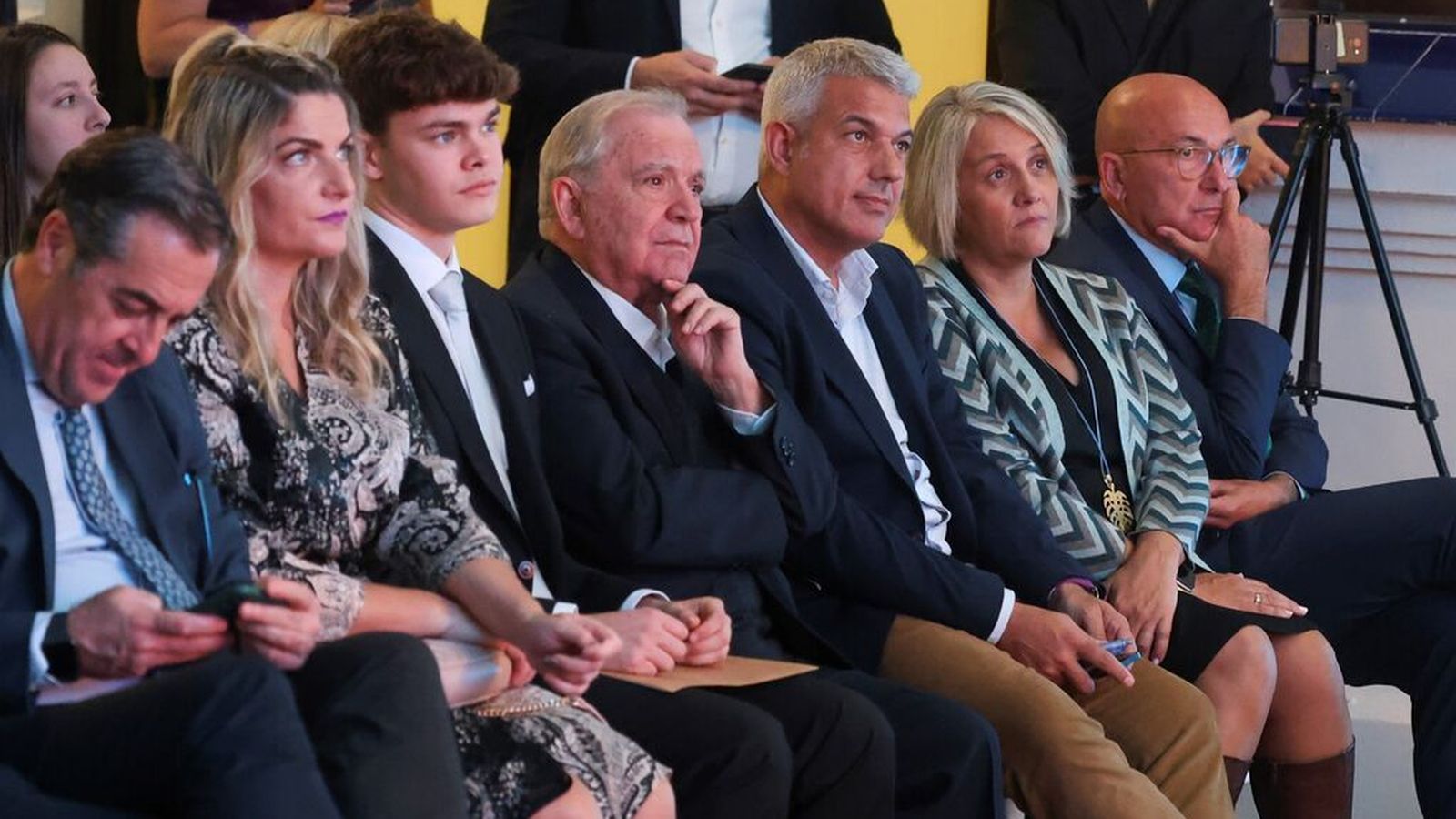 La docente junto al resto de premiados en la ceremonia.