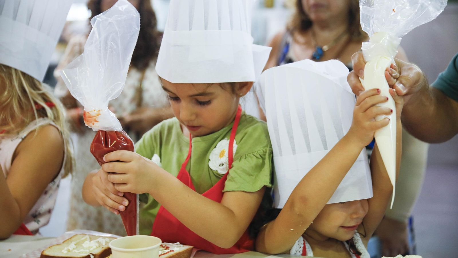 Las imágenes del taller infantil de cocina en el mercado de Almería