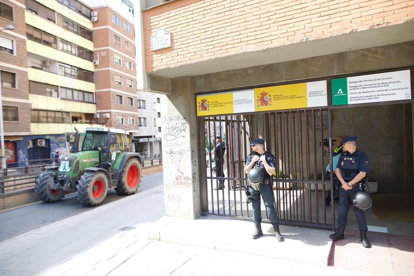 La tractorada de los regantes de la Vega de Granada, en imágenes