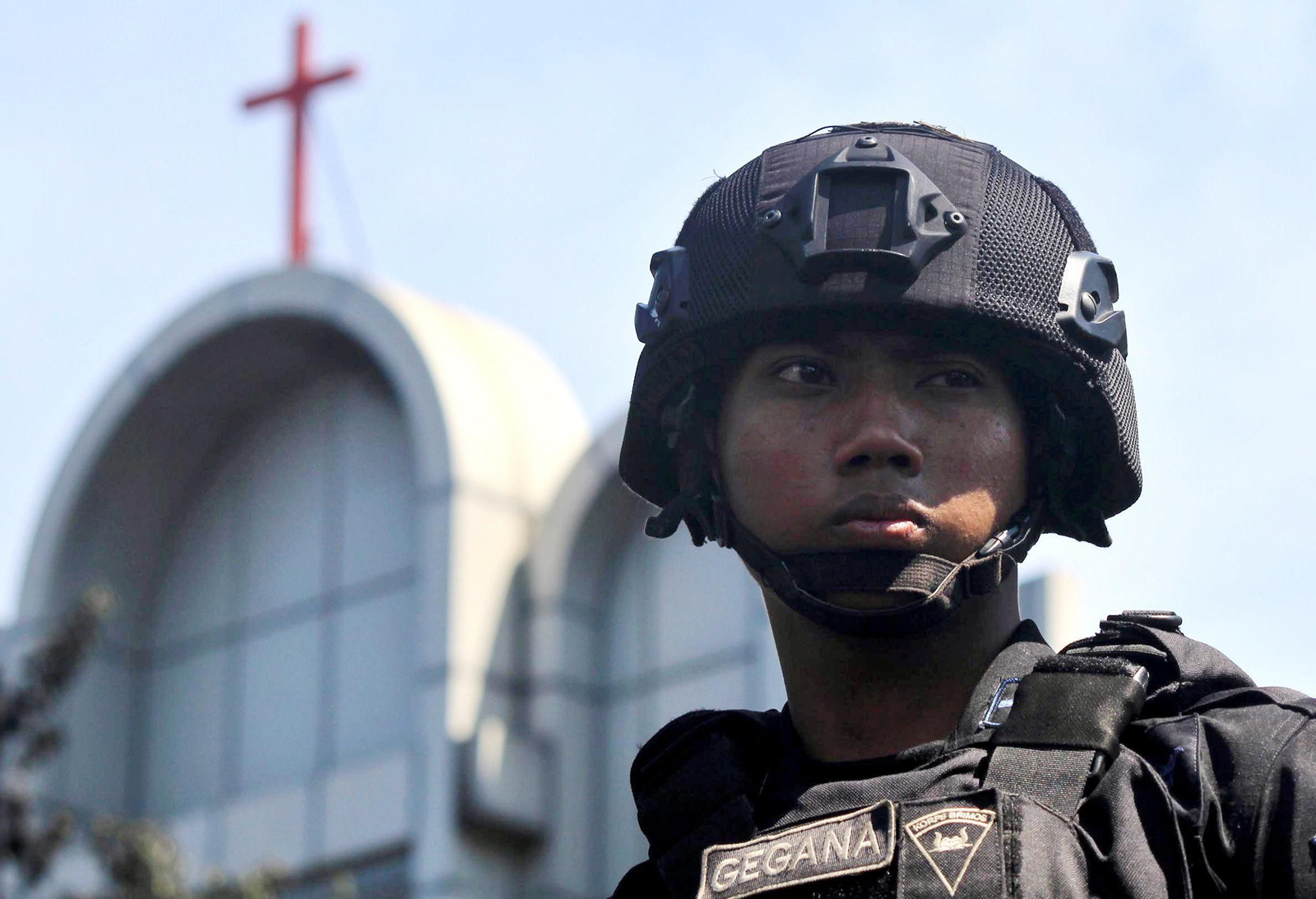 Las imágenes del triple atentado contra la minoría cristiana en Indonesia