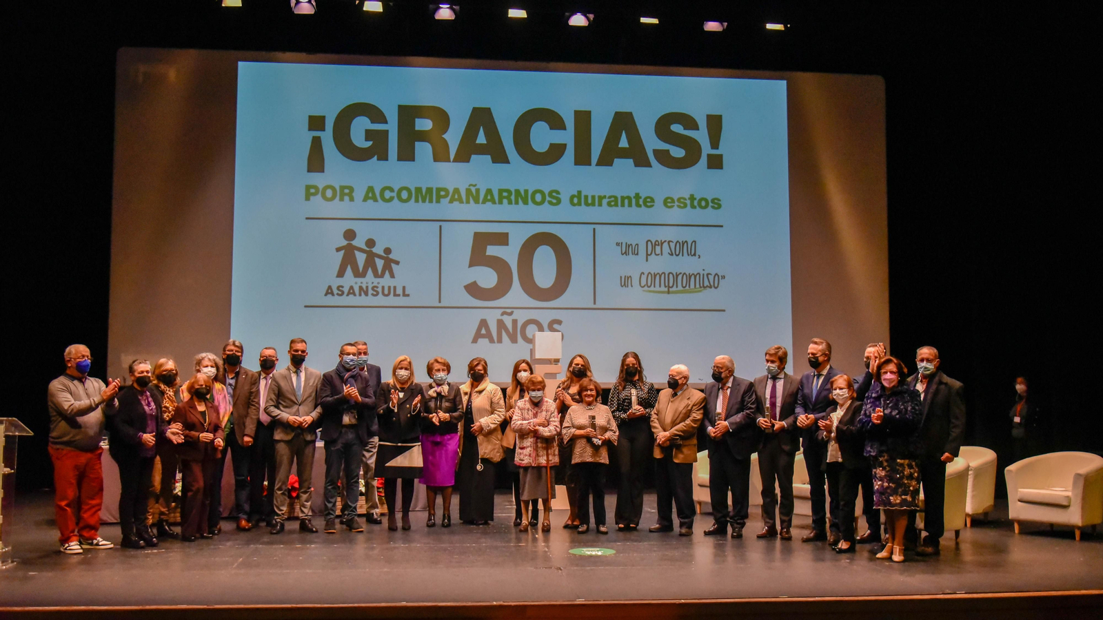 Foto de familia de los homenajeados y las autoridades.