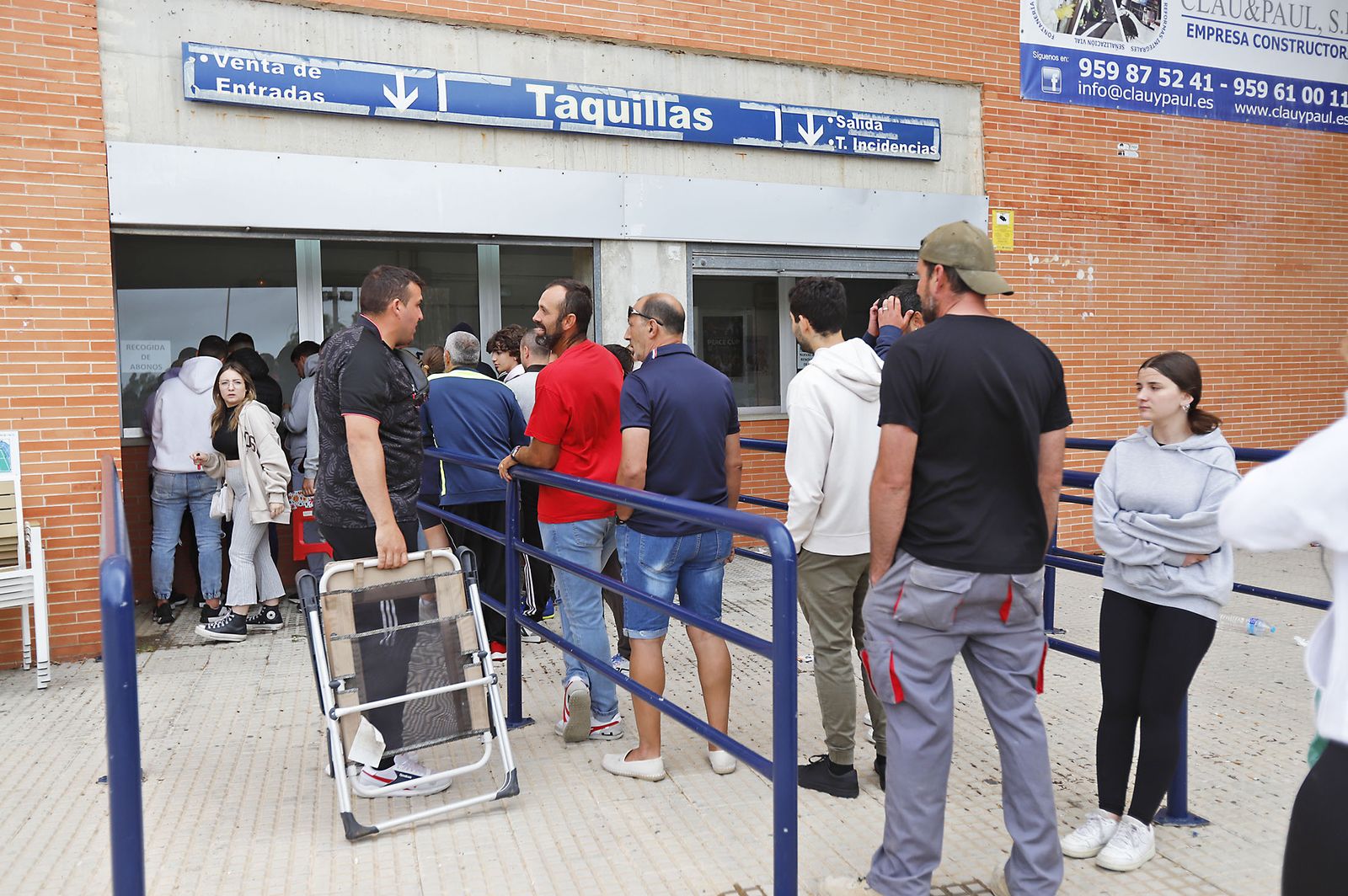 Largas colas para comprar las últimas entradas de la final del Recreativo de Huelva