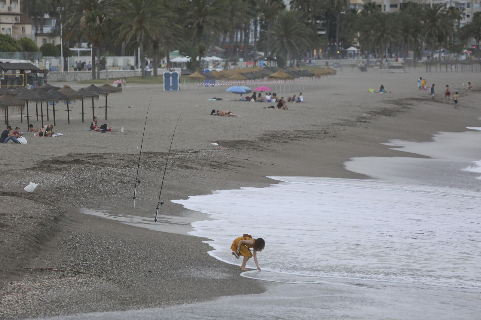 Solitaria noche de San Juan en las playas de Málaga, en fotos