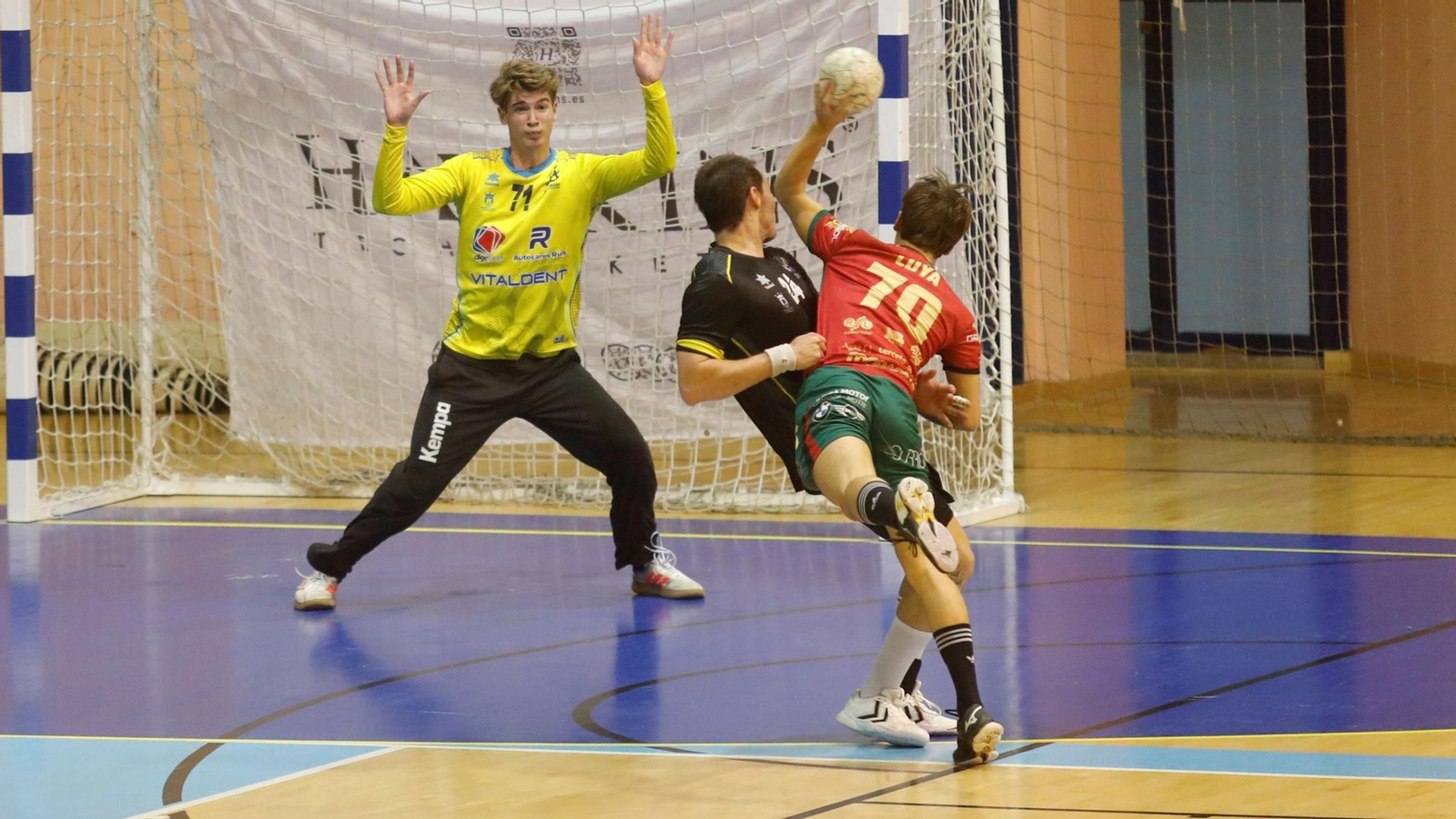 El meta Alejandro González, decisivo con una parada en el último segundo