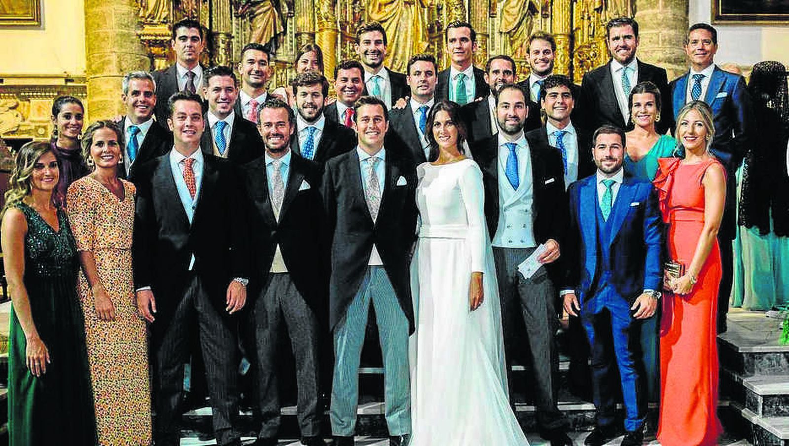 Alvaro Fernández Jara e Isabel Lucero Román, con los testigos tras finalizar la ceremonia religiosa.