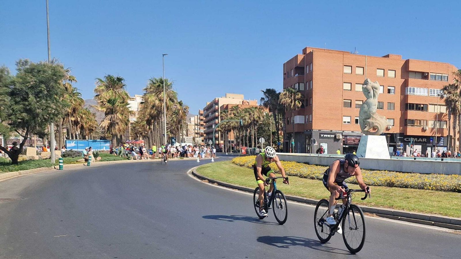 Dos de los participantes durante el tramo en bici de la prueba celebrada en la capital almeriense.