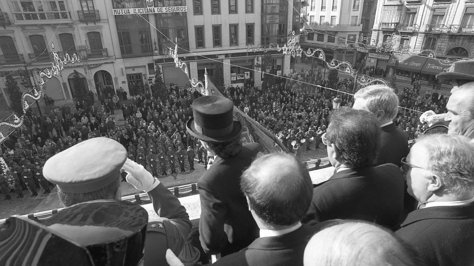 Tremolación sobre el balcón del Ayuntamiento en 1993