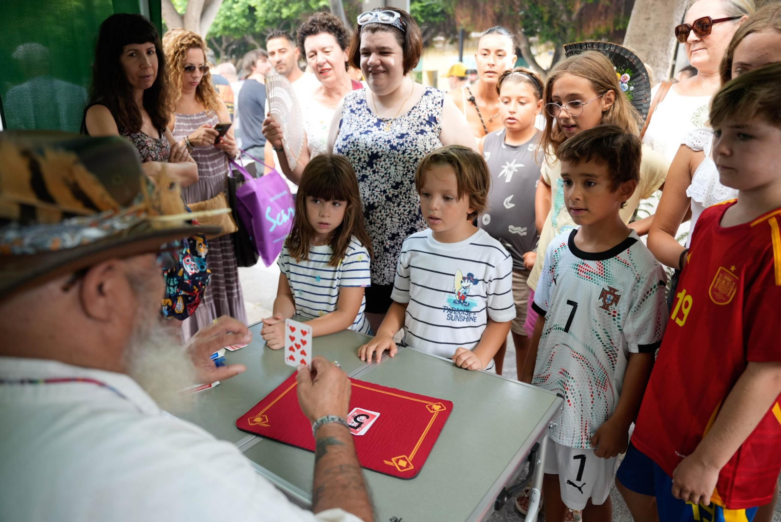 Las mejores imágenes del espectáculo de magia en la calle de la Feria de Almería