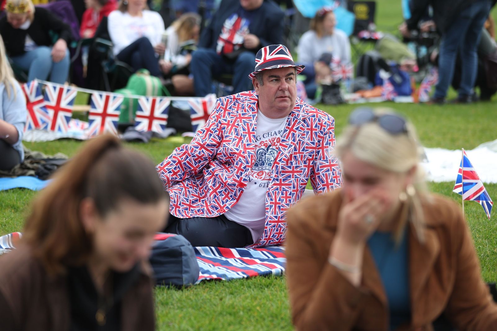Los ciudadanos apoyan a Carlos III en el día de su coronación