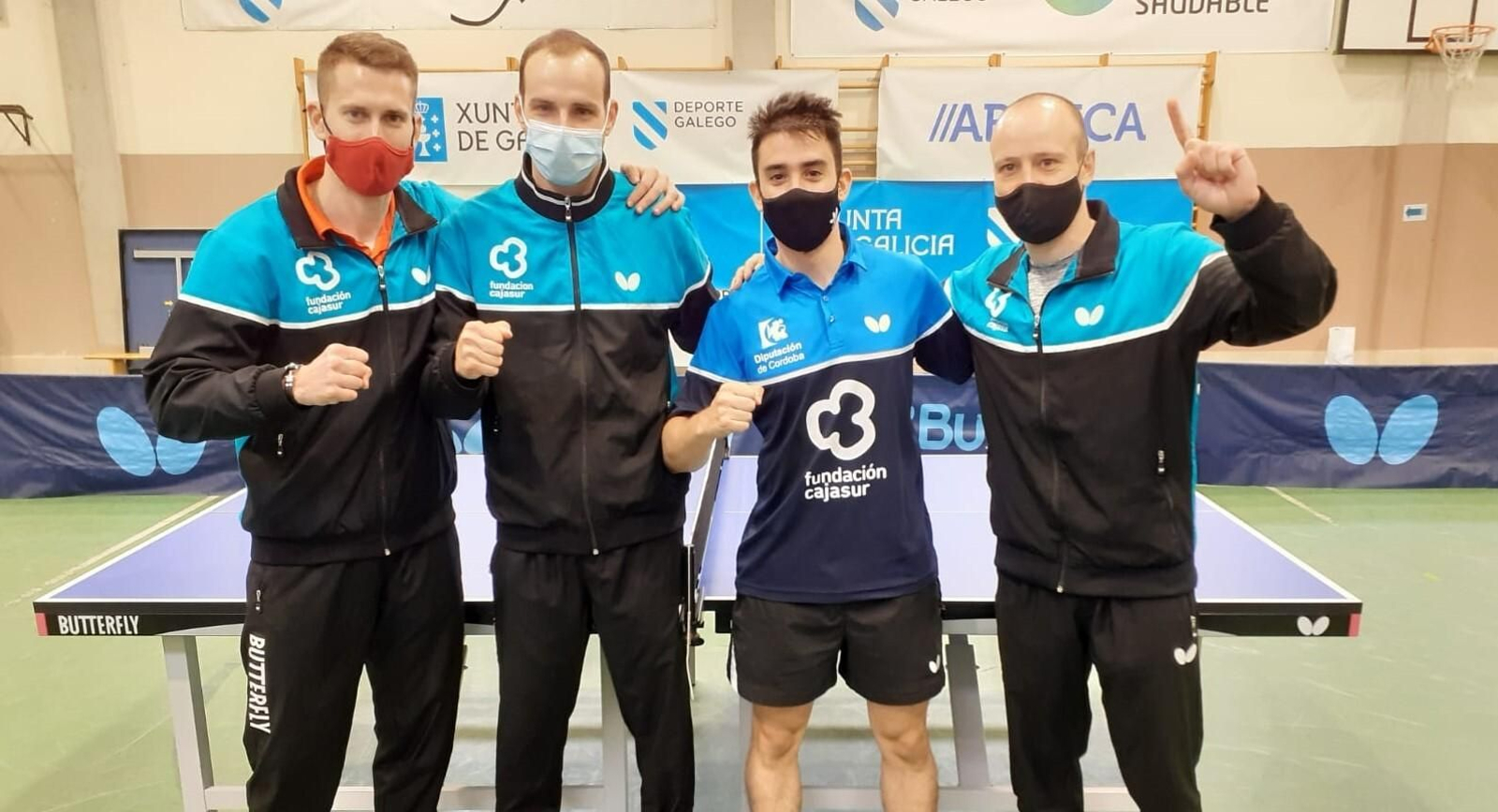 Los jugadores del Cajasur Priego celebran su doble triunfo en tierras gallegas.