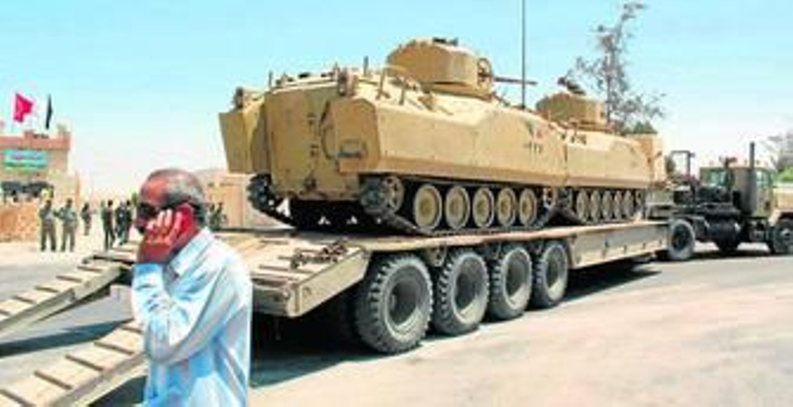 Camiones del Ejército egipcio transportan carros de combate y maquinaria a su llegada a Al Arish. Camiones del Ejército egipcio transportan carros de combate y maquinaria a su llegada a Al Arish.