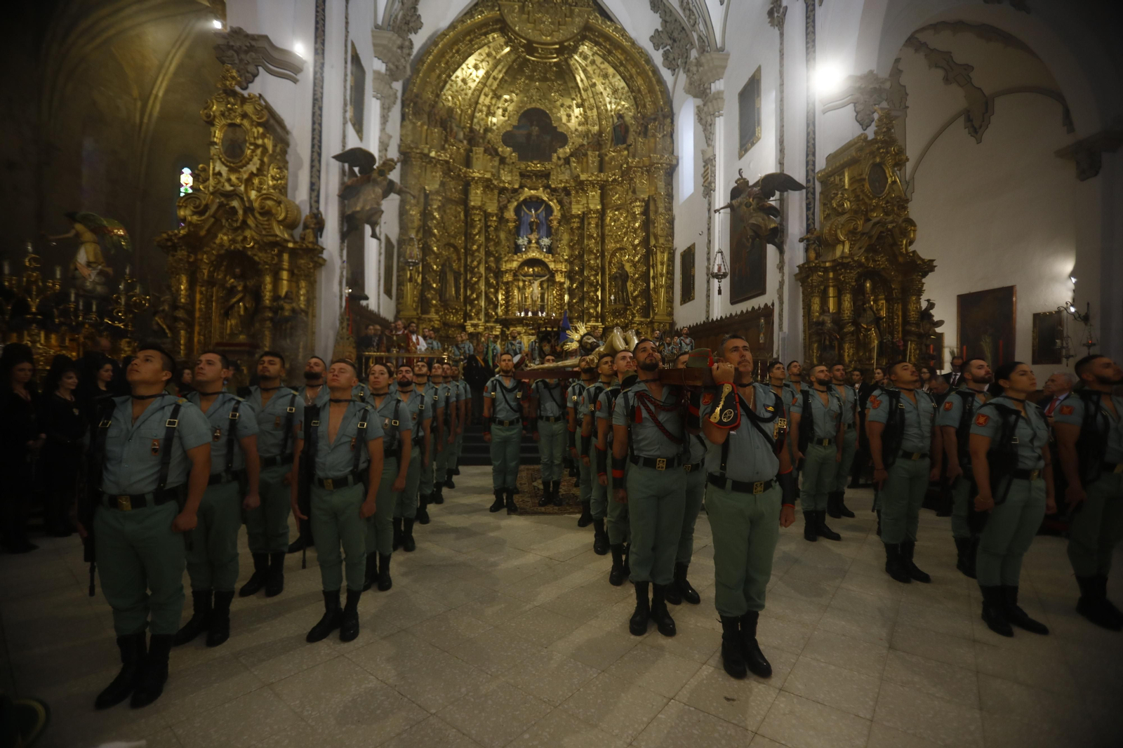Las mejores imágenes del vía crucis de la Caridad de Córdoba con la Legión en este Viernes Santo