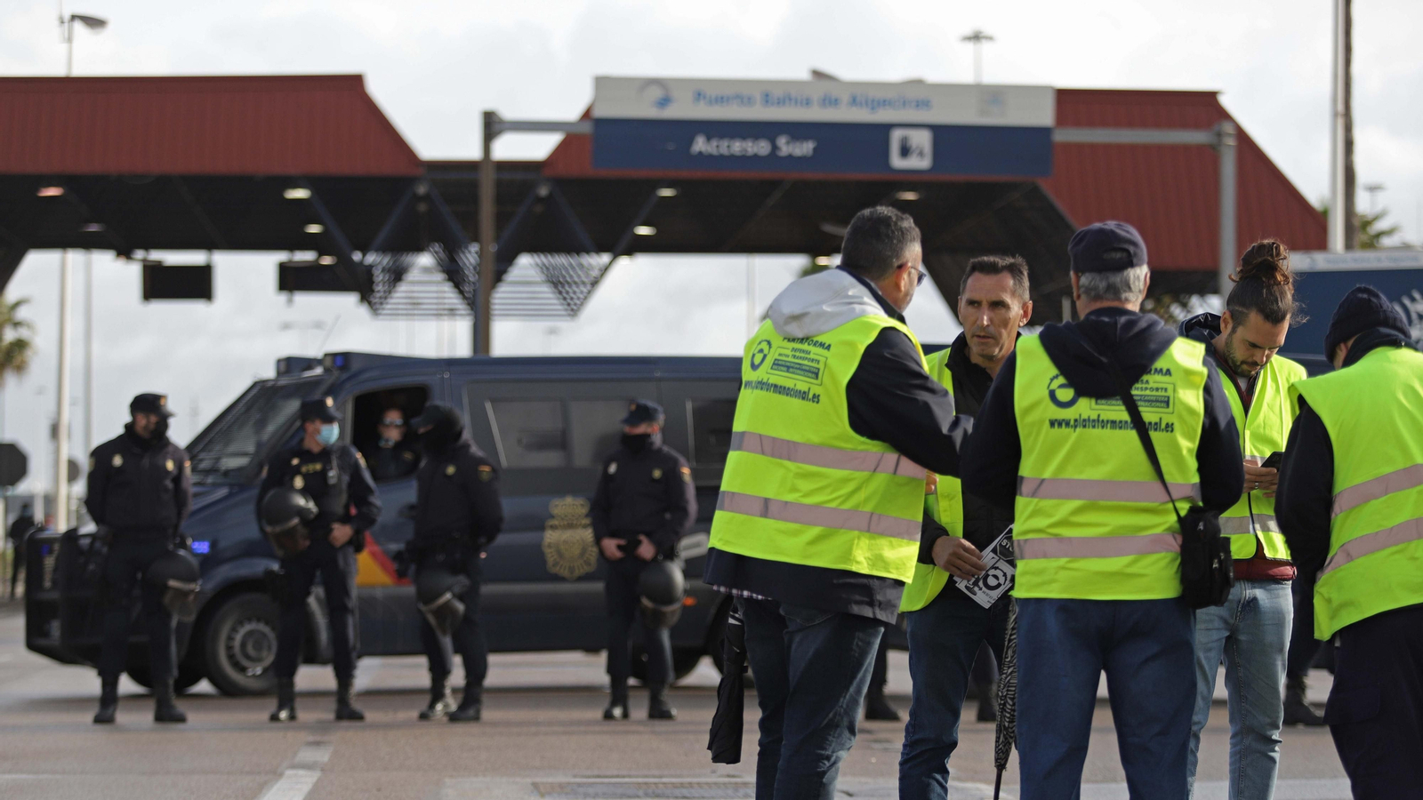 Fotos de la concentración de los camioneros en el acceso sur del puerto de Algeciras