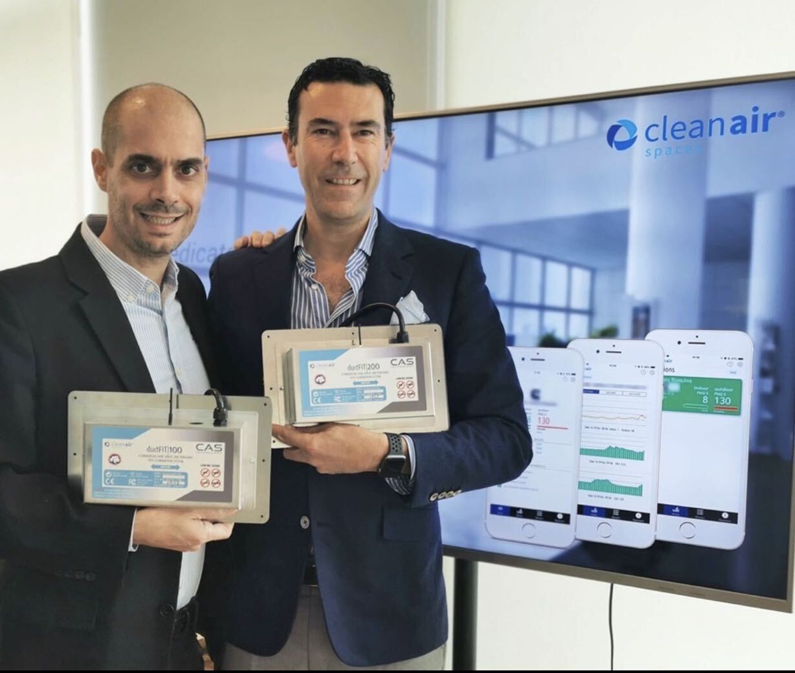 Miguel Garat, a la derecha, junto a su socio en Clean Air, el madrileño Pablo Fernández.