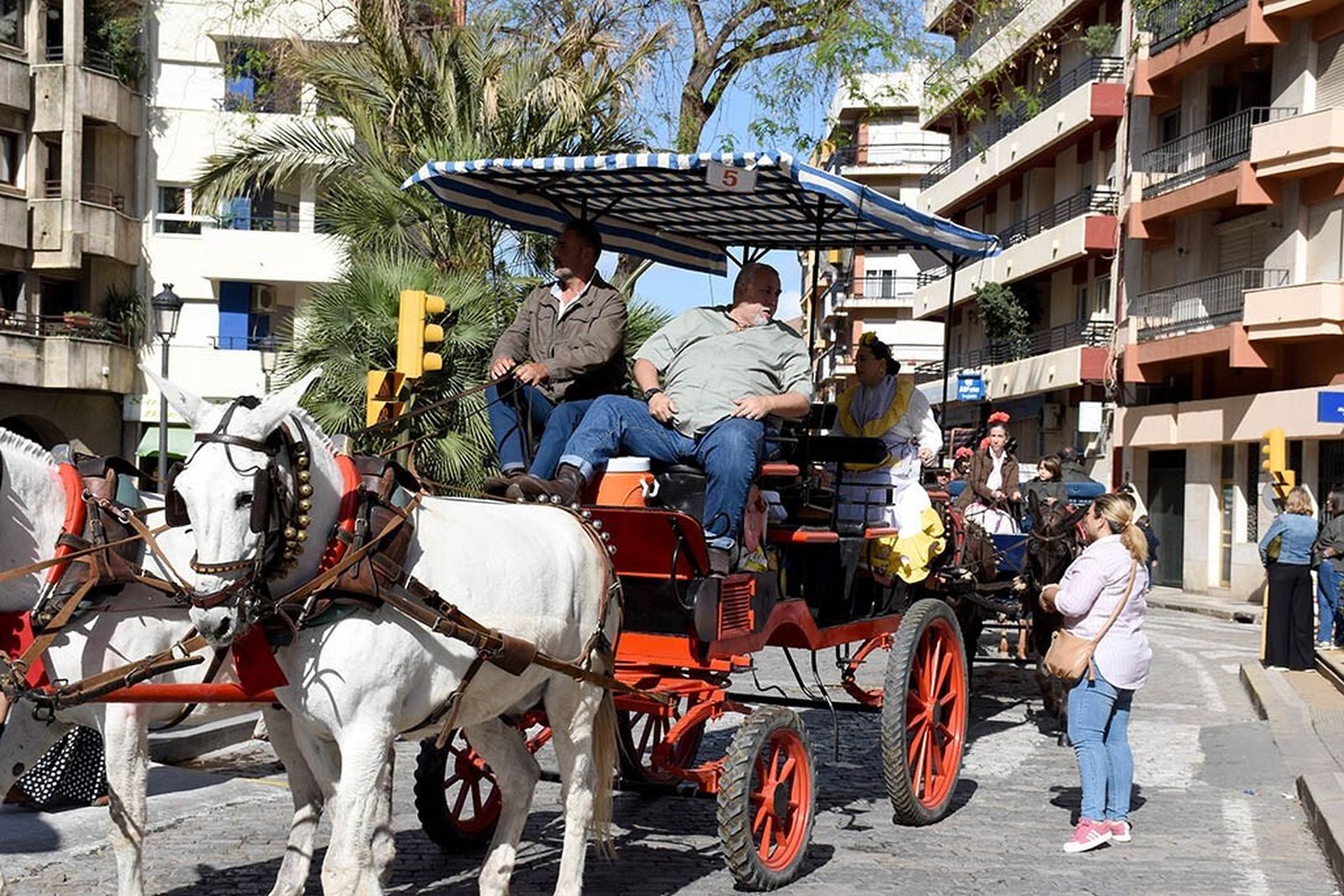 Imágenes de los peregrinos de la Hermandad de Emigrantes en su salida por las calles de Huelva
