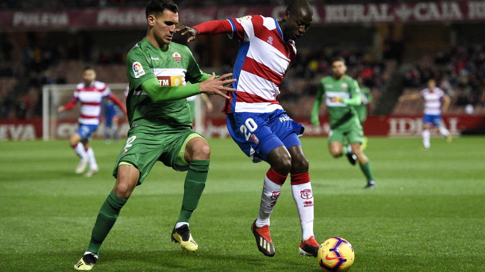 Adrían Ramos protege el balón ante un jugador del Elche