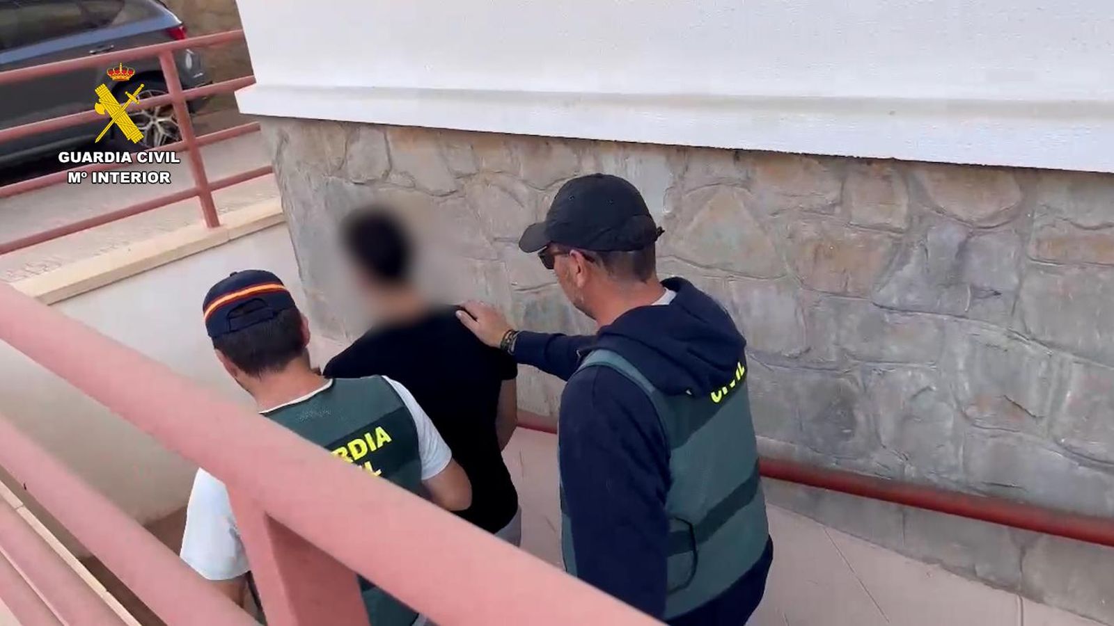 La Guardia Civil detuvo a los agresores, un adulto y un menor de edad