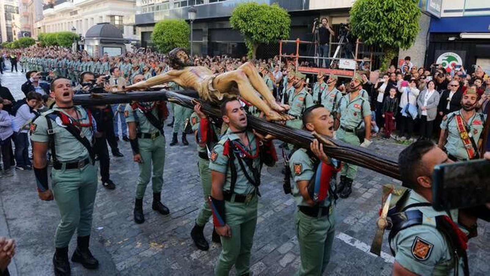 Así fue la procesión del Cristo de la Vera+Cruz acompañado por la Legión en el año 2019