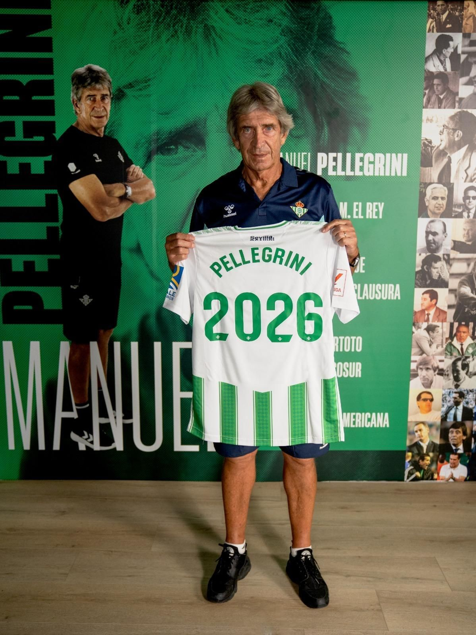 Manuel Pellegrini posa con una camiseta alusiva al año hasta el que prolonga su contrato.