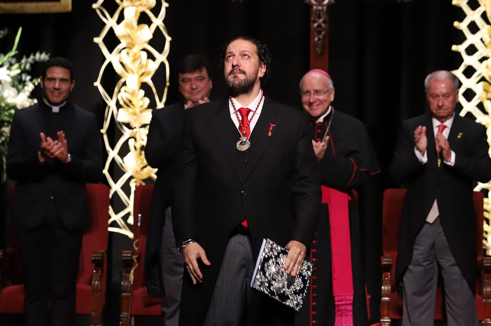 Manuel Jesús Rodríguez mira al cielo tras culminar el pregón de la Semana Santa de Huelva.