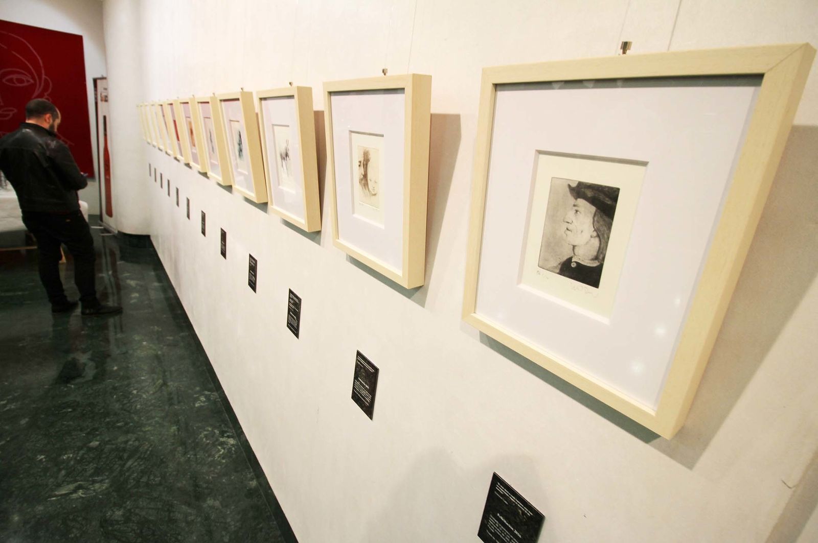 Imágenes de la exposición de Víctor Pulido '(Hilo conductor). 20 años de Clínica Enrile'.