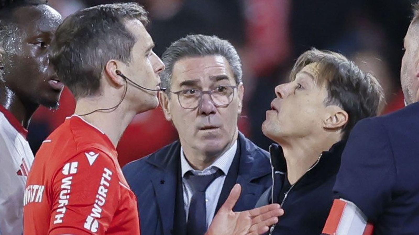 Almeyda se encara con Iosu Galech en presencia del delegado del Sevilla, Juan Martagón.