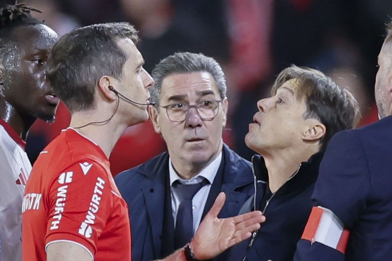 Almeyda se encara con Iosu Galech en presencia del delegado del Sevilla, Juan Martagón.