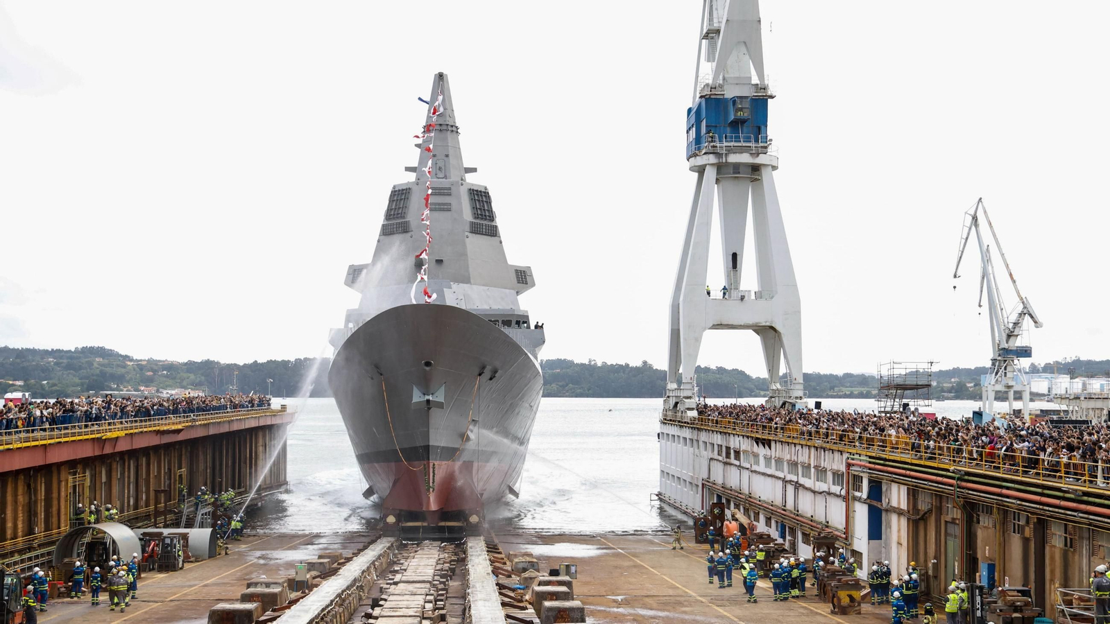 Botadura de la fragata F-111 'Bonifaz' en el astillero de Navantia Ferrol.