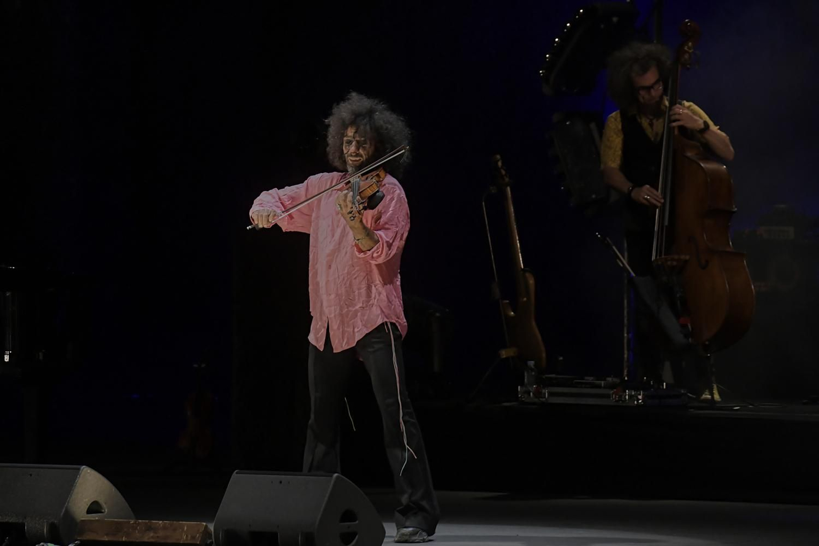El violín de Ara Malikian suena bajo la lluvia en Granada