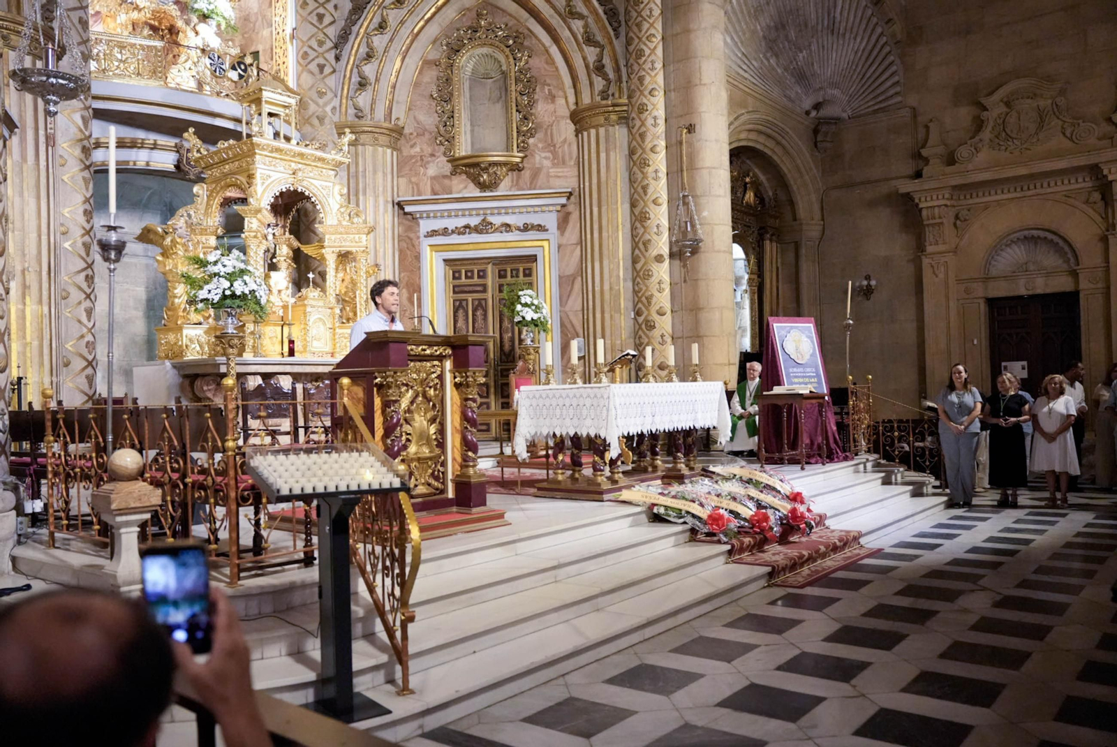 Las imágenes de la ofrenda floral de la UD Almería a la patrona de Almería, la Virgen del Mar