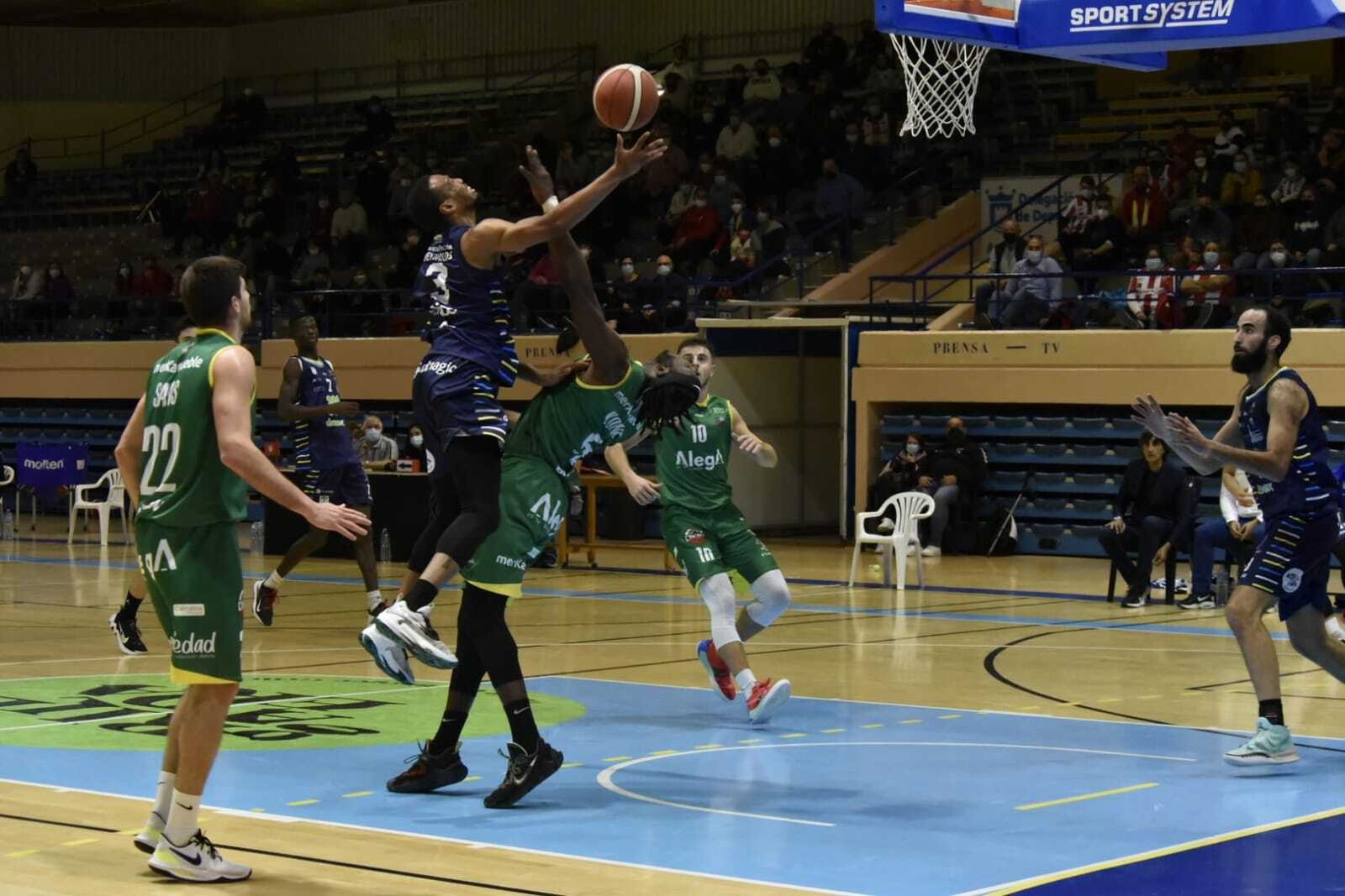 Reynolds busca la canasta ante Cantabria.