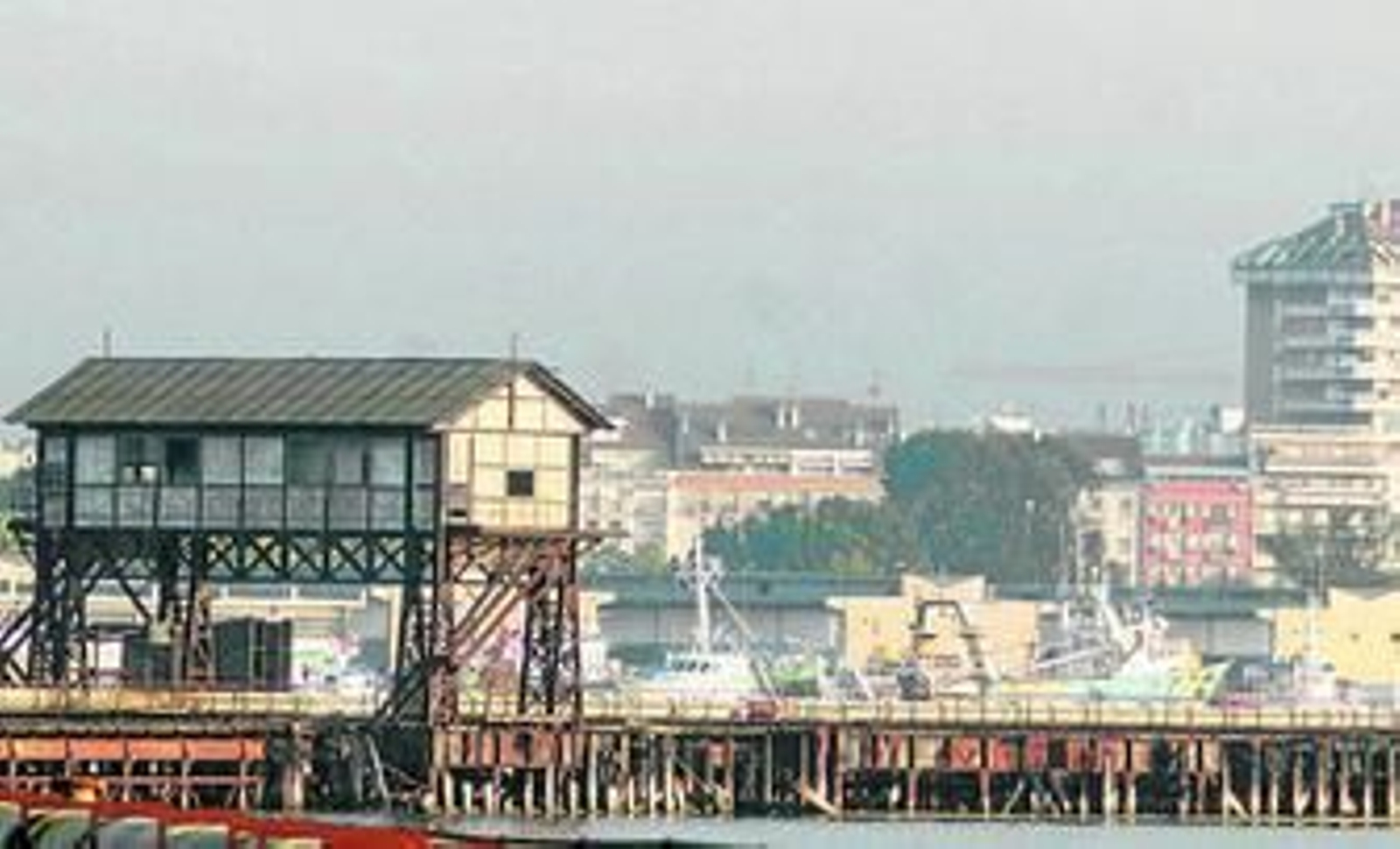 Muelle cargadero de mineral de la mina de Tharsis, en la ría de Huelva, cuyo estado considera "ruinoso" el Colegio de Arquitectos.