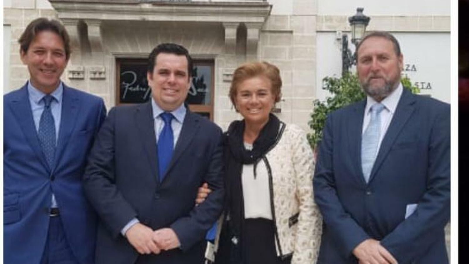Curro Martínez, junto a Silvia Gómez y otros miembros de Ciudadanos El Puerto el día del Pregón de Semana Santa.