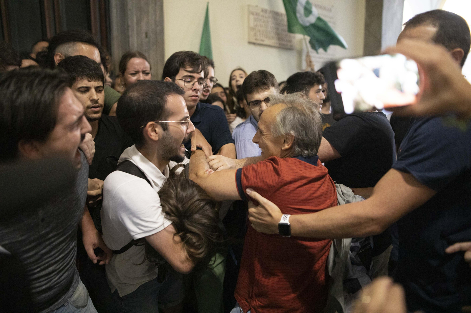 Altercados en la conferencia de Macarena Olona en Granada