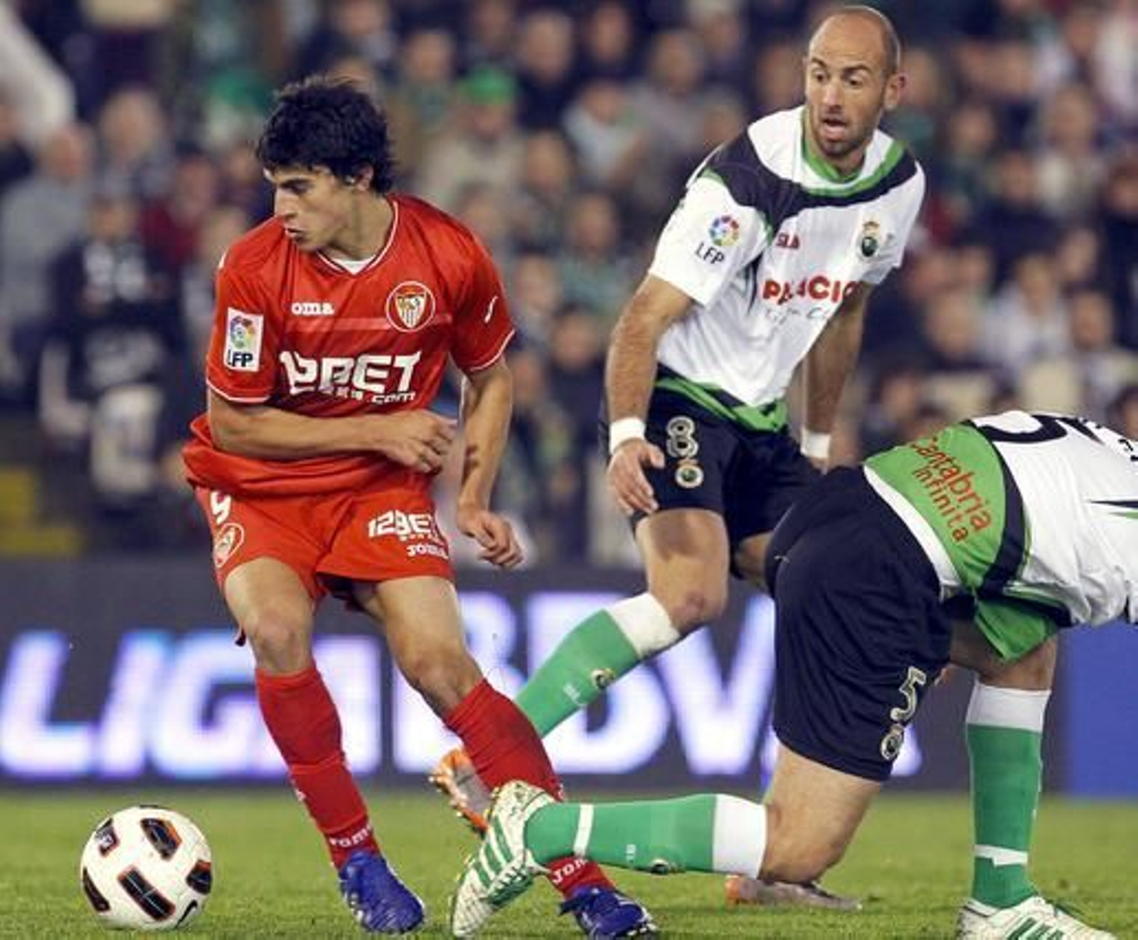 El Sevilla pierde un punto en el descuento frente al Racing (3-2). / EFE
